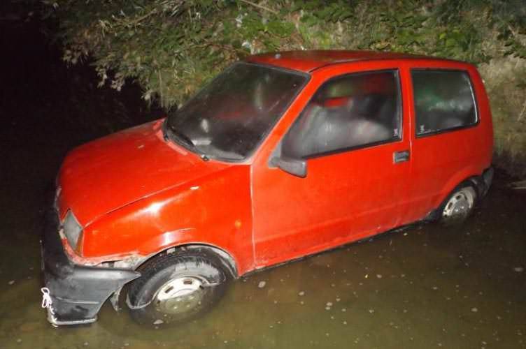 Kierowca na dyskotece a samochód w rzece