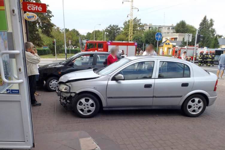 Zderzenie seata i opla. Sprawca wjechał na czerwonym