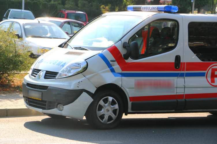 Karetka na sygnale uderzyła w Peugeota