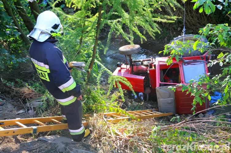 Groźny wypadek w Lubatówce. Ciągnik wpadł do potoku