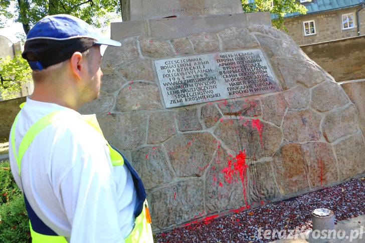 Pomnik Wdzięczności Armii Czerwonej znów oblany czerwoną farbą