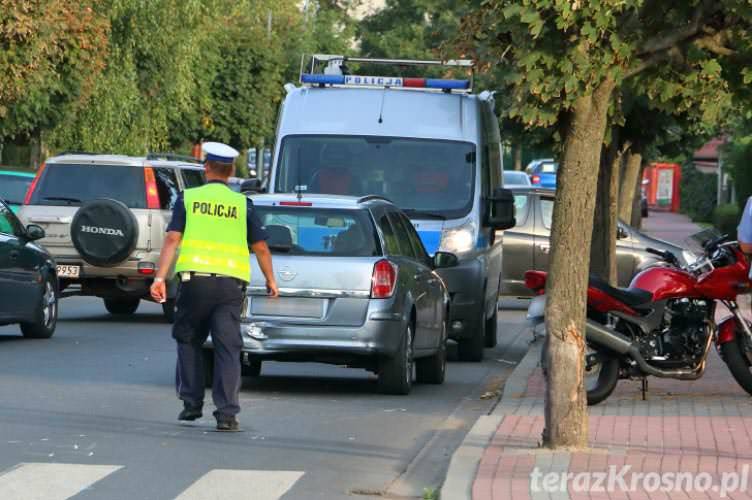 W Krośnie motocyklista najechał na samochód osobowy