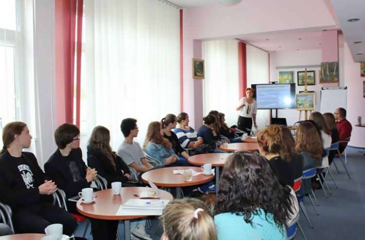 Poszukiwanie prawdy a nie osobiste wynurzenia - warsztaty poetyckie dla młodzieży w KBP