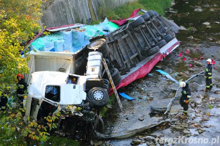 Tir pełen butelek wpadł do rzeki Jasiołka