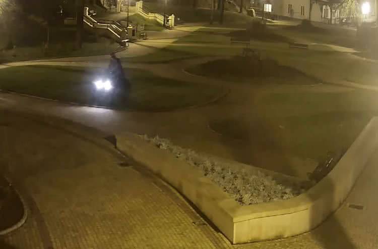 Bezmyślny akt wandalizmu. Quadem zdewastowali deptak w Iwoniczu-Zdroju [WIDEO]