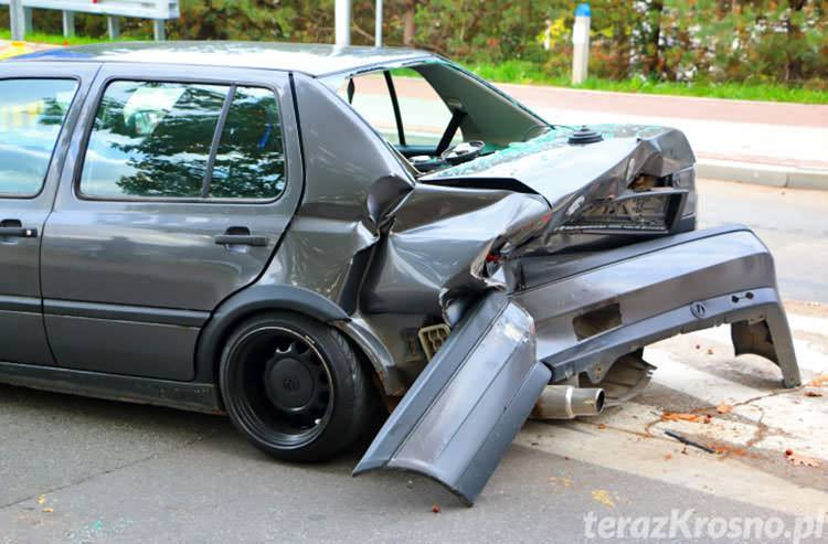Kraksa na Guzikówce. Volkswagen wjechał w zaparkowany samochód