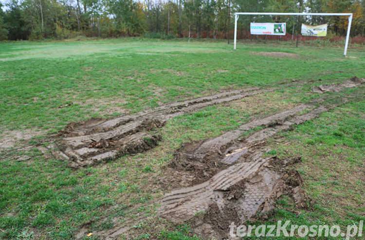 Tir zdewastował boisko w Szczepańcowej. Ugrzązł w polu karnym