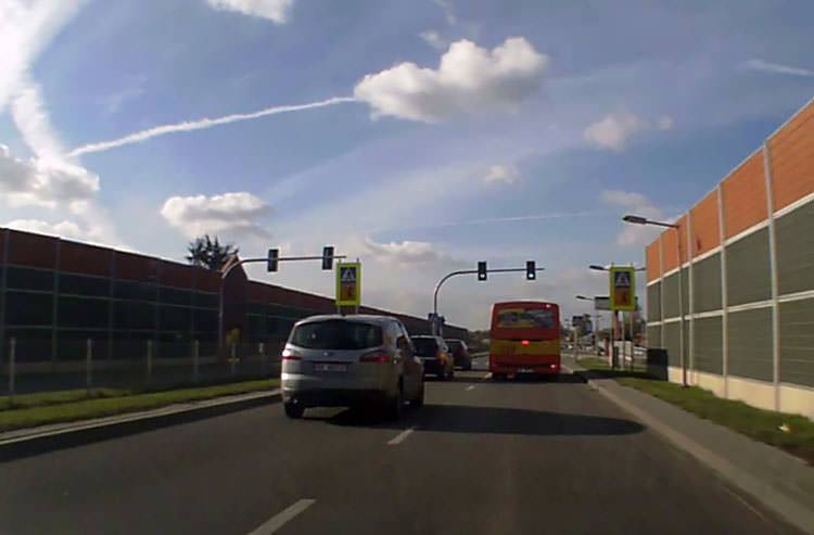 Zajeżdżanie drogi, tamowanie ruchu i obelgi