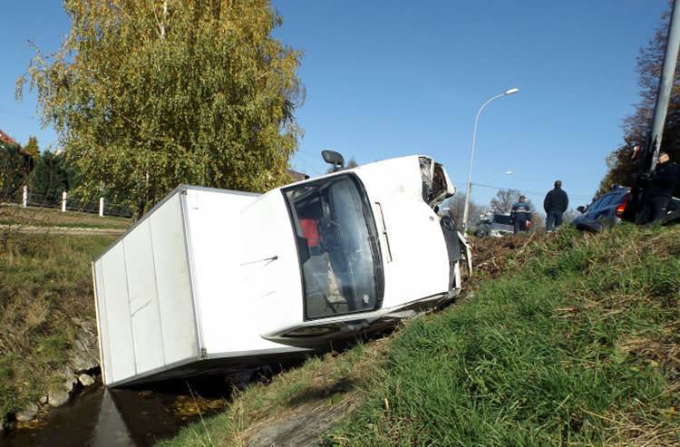 Iwonicz. Dostawczy Mercedes wjechał w latarnie