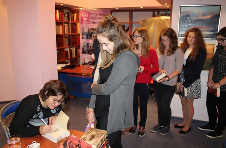Lubię być straszona... Anna Kańtoch w Krośnieńskiej Bibliotece Publicznej