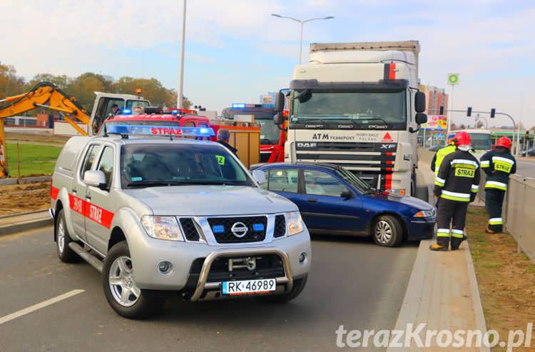 Sceny jak z filmu: Ciężarówka pchała samochód osobowy