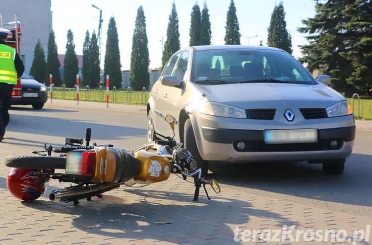 Kolizja na Składowej. Motorowerzysta wyprzedzał z prawej strony
