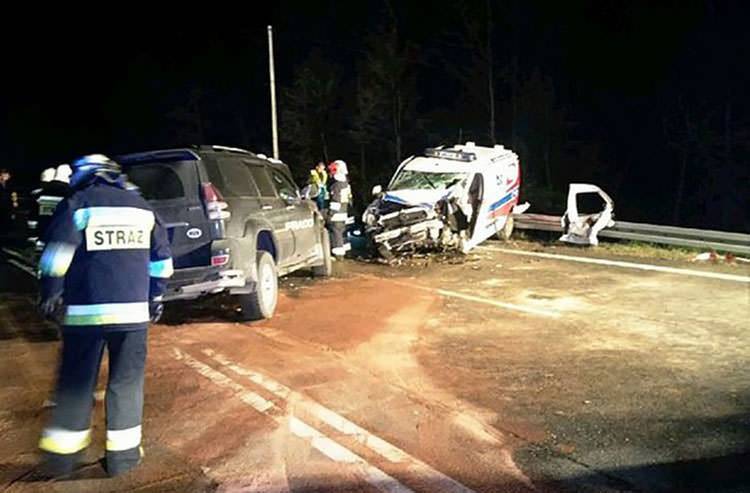 Wypadek krośnieńskiej karetki w Jaworniku. Nie żyje kierowca