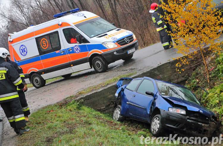 Wypadek w Równem. Kobieta uderzyła autem w przepust
