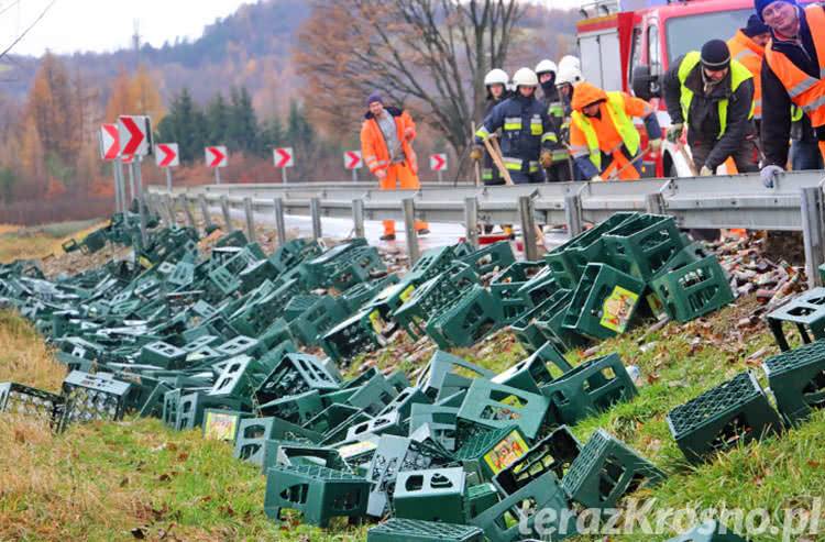 Rymanów: na zakręcie z TIR-a wysypały się butelki z piwem