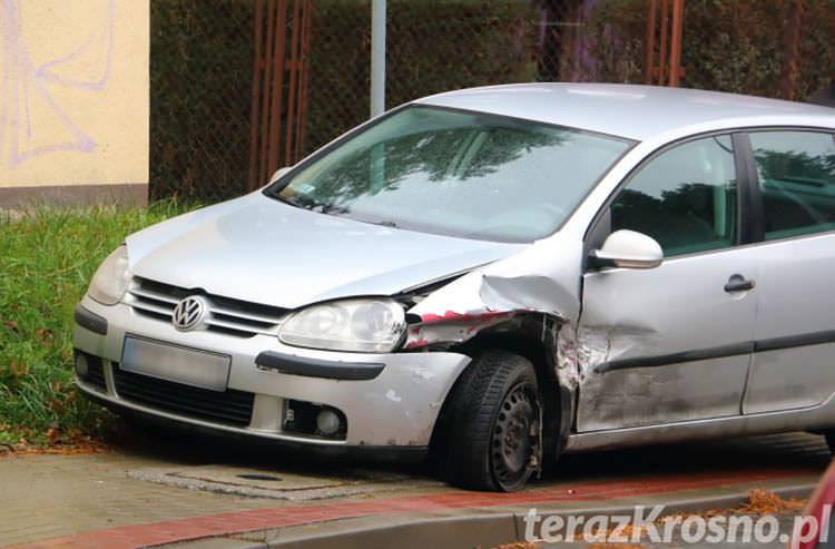 Kolizja na skrzyżowaniu, dwa rozbite samochody