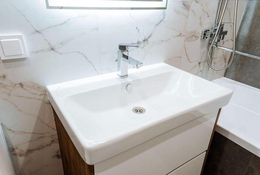 Szafka pod umywalkę - czym kierować się przy wyborze? Praktyczne wskazówki