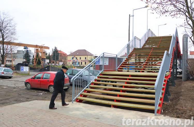 Kładka otwarta, można przechodzić nad torami