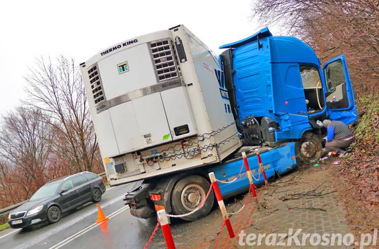 TIR staranował słupki i wjechał na chodnik