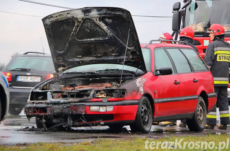 Volkswagen zapalił się na Rzeszowskiej