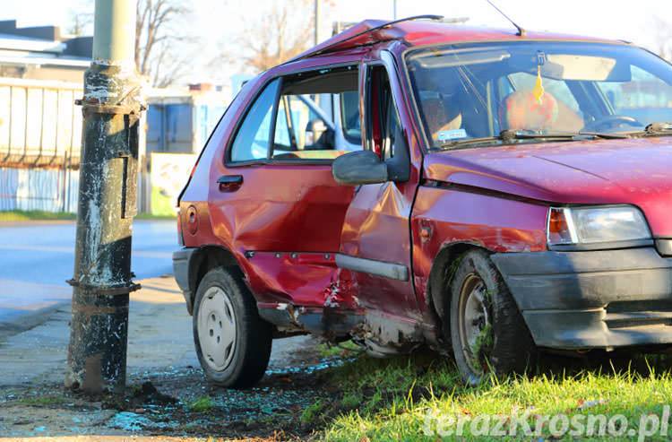 Pijany kierowca uderzył w latarnię