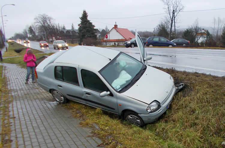 Chciał uniknąć zderzenia - wpadł do rowu