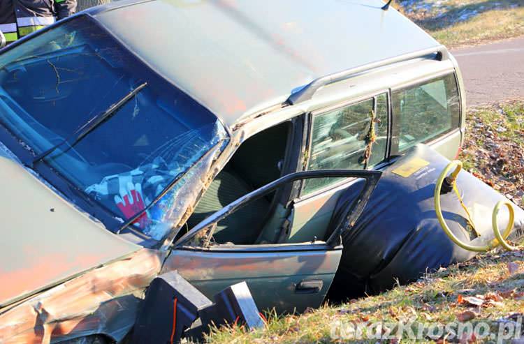 Wypadek w Komborni: Opel wjechał do rowu