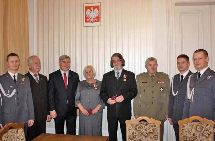 Rodzice żołnierzy odznaczeni wojskowymi medalami