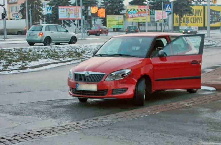 Trzy auta rozbite. Kierujący peugeotem wymusił pierwszeństwo
