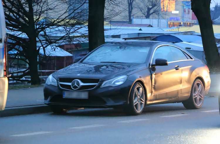 Zderzenie autobusu i osobówki w Krośnie. Poszkodowany pasażer