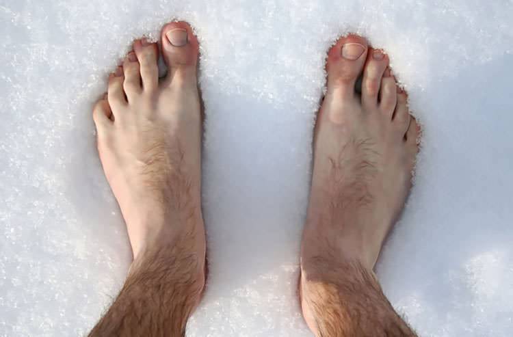 Szedł bez butów i kurtki