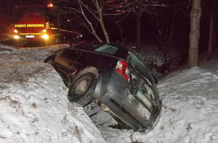 Fiat wylądował w rowie