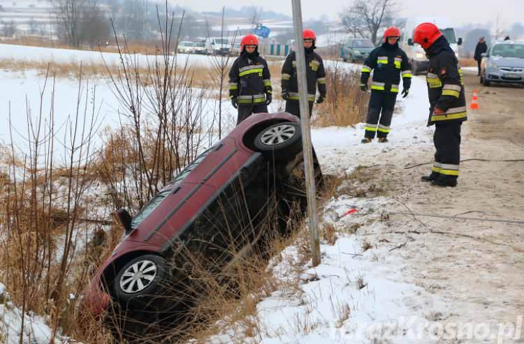 Straciła panowanie nad autem i wjechała do rowu