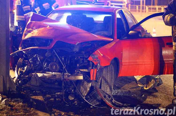 Chciał uniknąć zderzenia. Wjechał w latarnię