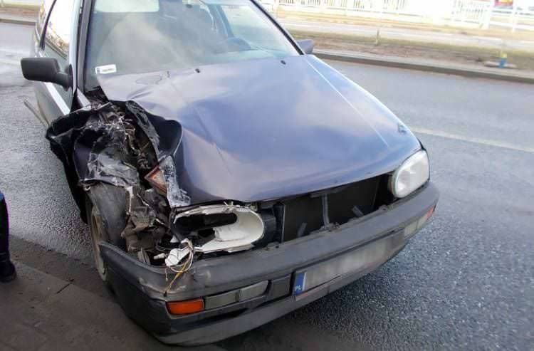 Osobówka najechała na autobus