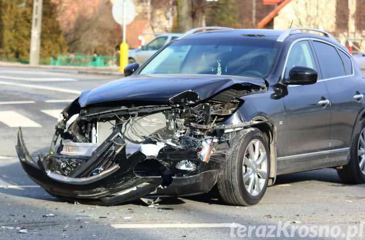 Luksusowy crossover rozbity na skrzyżowaniu