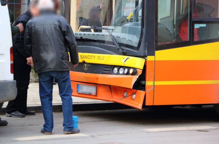 Kolizja w Krośnie. Uszkodzony autobus