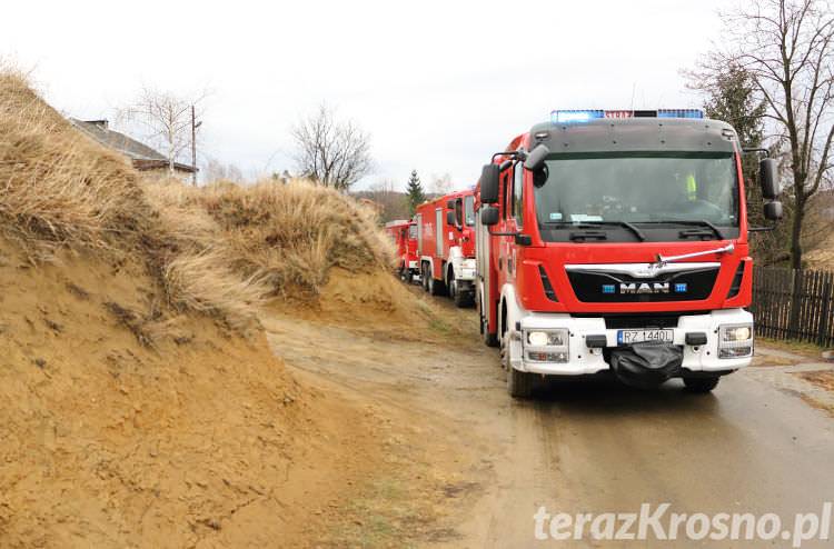 Rozpalili ognisko w domu