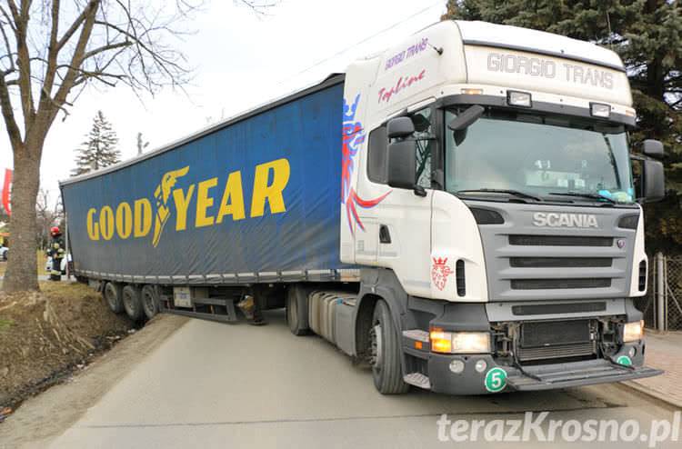 Zręcin. Rumuński TIR ze szwedzkim olejem utknął w rowie