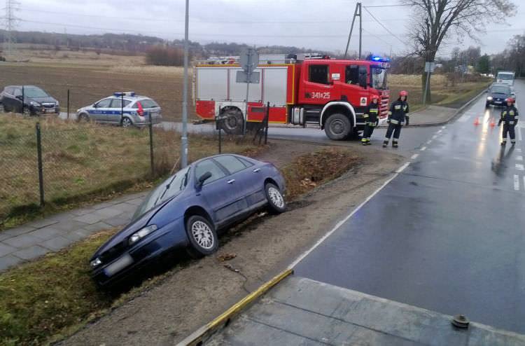 Uniknął zderzenia ale wjechał do rowu