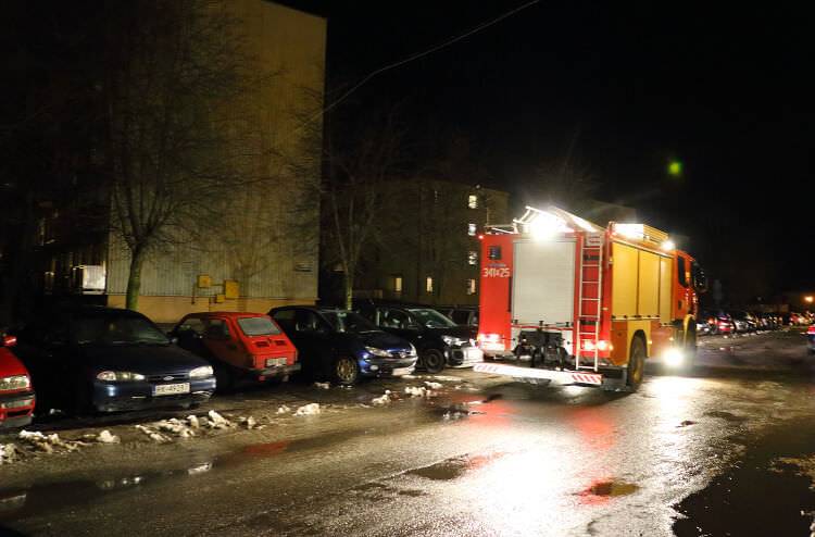 Potrawa na gazie a drzwi zatrzaśnięte