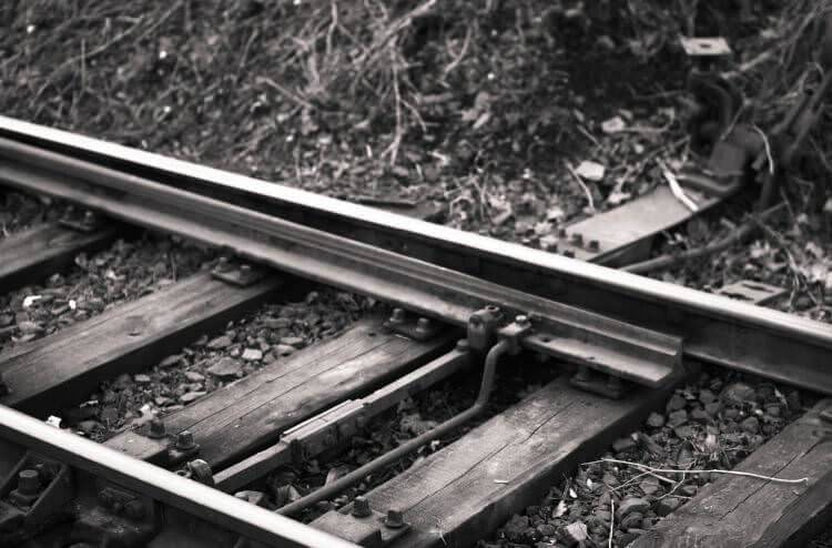 Położyła się na torach. Uratowali ją policjanci