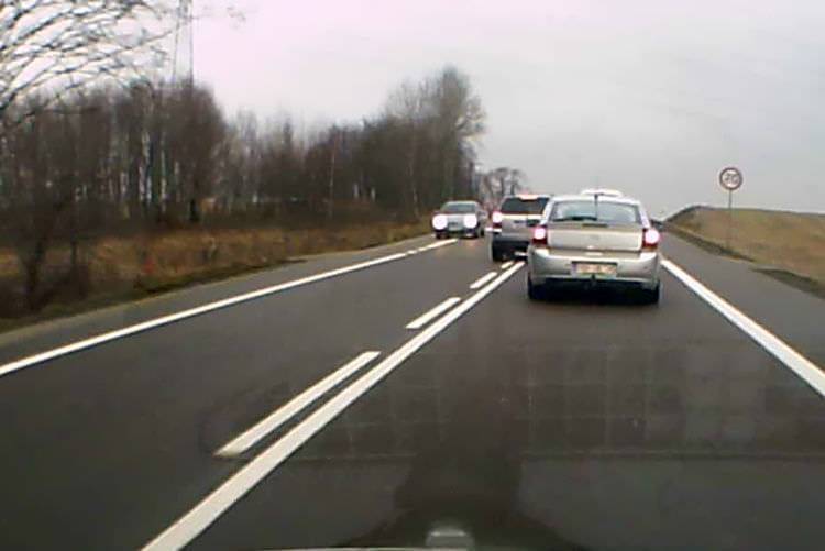 Iskrzynia. Wyprzedzał na ciągłej, spychał auta na pobocze
