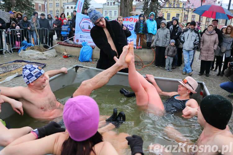 Zimna woda i rozgrzane węgle. II Krośnieńskie Morsowanie na Rynku