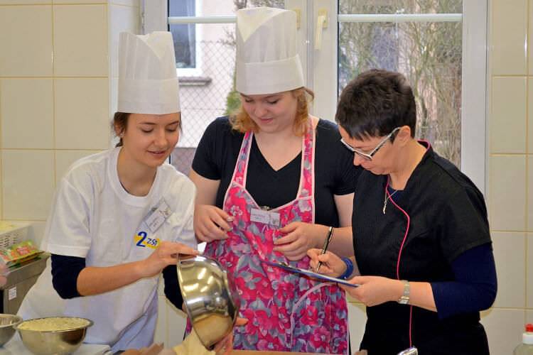 Lepili pierogi i robili fryzury