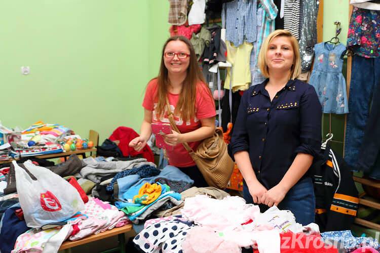 Kiermasz odzieży i zabawek. Sprzedawali i pomagali