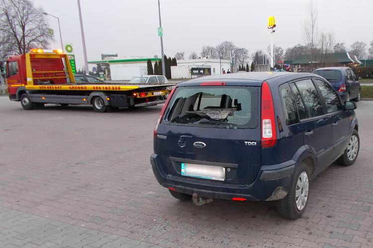 Kolizja pod Lidlem. Ciężarówka zahaczyła o osobówkę