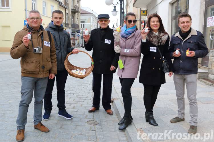 KODowcy rozdawali styropianowe jajka