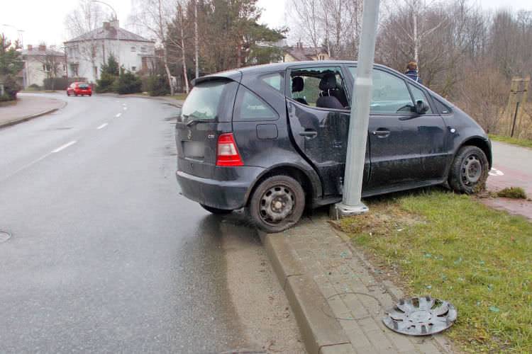 Mercedes uderzył w latarnię