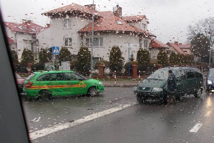 Wjechała na czerwonym i spowodowała kolizję